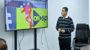 أوسكار رويز يراجع قرارات 9 حكام مؤثرة خلال مباريات الموسم